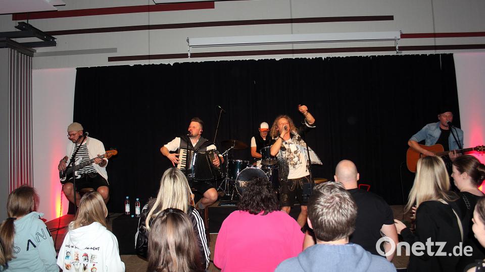 Die Troglauer sorgten am Samstagabend für ausgelassene Stimmung im Foyer der Mehrzweckhalle. Bild: stg