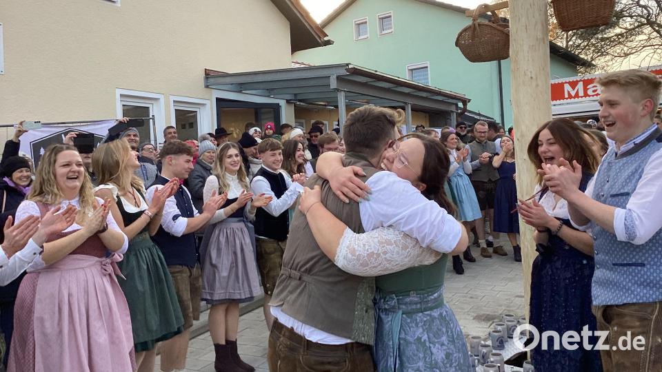 Die Freude ist groß. Im dritten Anlauf hat es geklappt. Paul und Marie heißt das neue Oberkirwapaar. Bild: mzi
