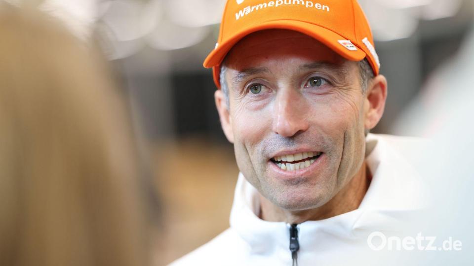 Hofft auf 2030: Cheftrainer Peter Schlickenrieder. (Archivfoto) Bild: Daniel Löb/dpa