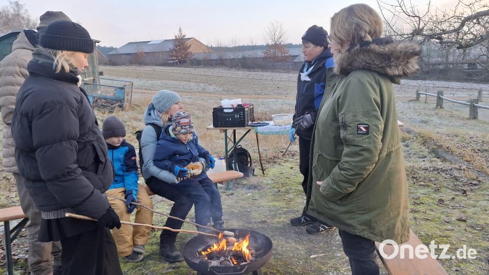 Am offenen Feuer wird Stockbrot gebacken. Bild: jua