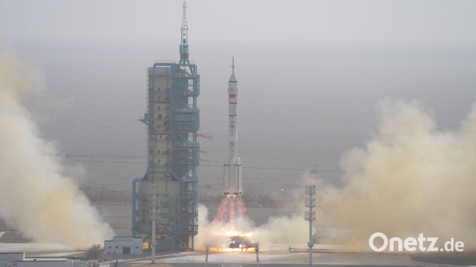 Das Raumschiff &quot;Shenzhou 22&quot; hebt ab. Bild: Li Minggang/XinHua/dpa
