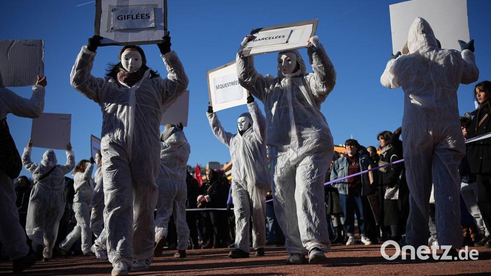 Am Internationalen Tag zur Beseitigung von Gewalt gegen Frauen gibt es stets Protestaktionen. Bild: Laurent Cipriani/AP/dpa