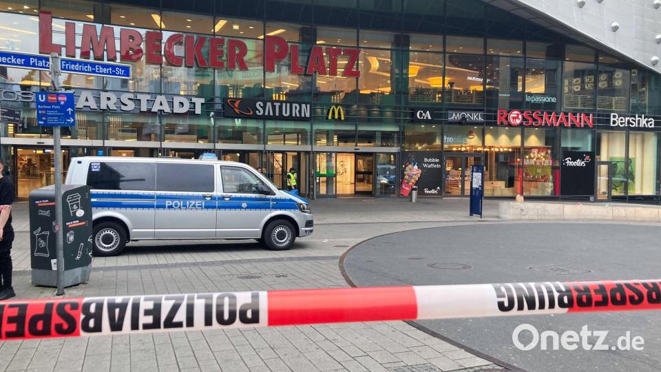 Nach der Räumung des Essener Einkaufszentrums mussten viele Kunden stundenlang warten, bis sie zu ihren Autos durften. (Archivbild) Bild: Florentine Dame/dpa