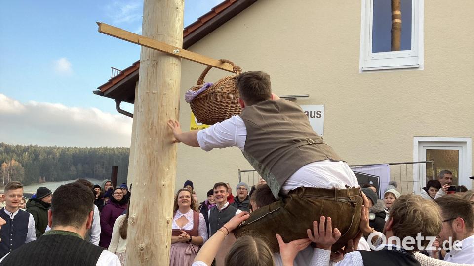 Einmal tüchtig strecken um an den Korb zu gelangen. Bild: mzi