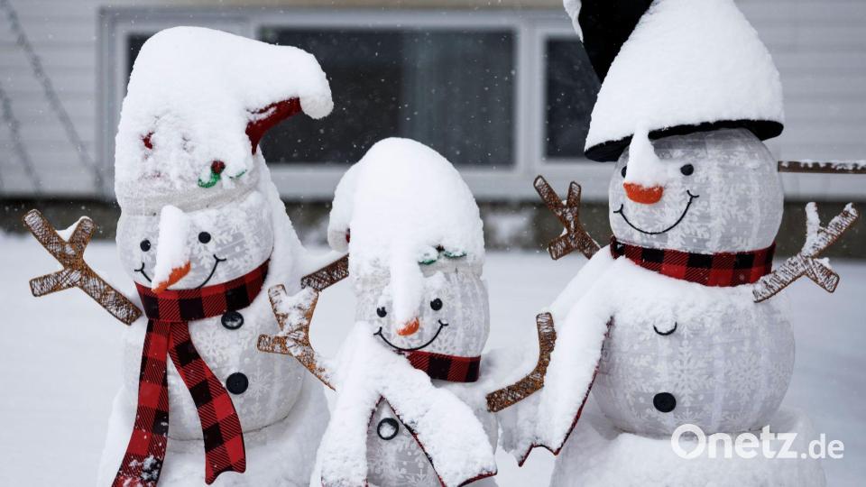 Niedliche Schneemänner in Kanada. Bild: Jeff Mcintosh/Canadian Press via ZUMA Press/dpa