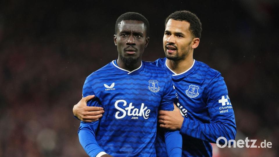 Nach dem Handgemenge und dem Platzverweis muss Everton-Profi Idrissa Gueye (li) vom Feld. Bild: Martin Rickett/PA Wire/dpa