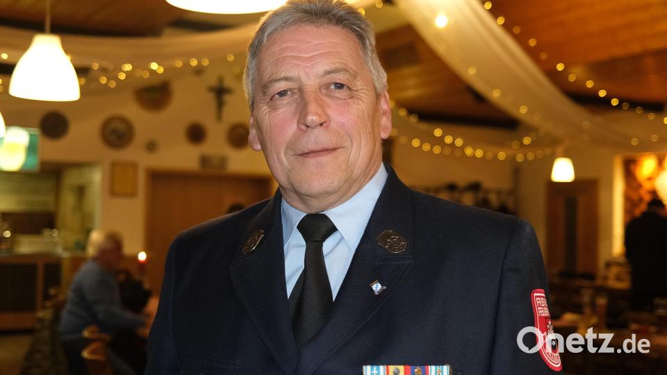 Für 50-jährigen aktiven Dienst bei der Feuerwehr Nabburg erhielt Manfred Blüml das Große Ehrenzeichen des bayerischen Innenministers. Bild: Hirsch