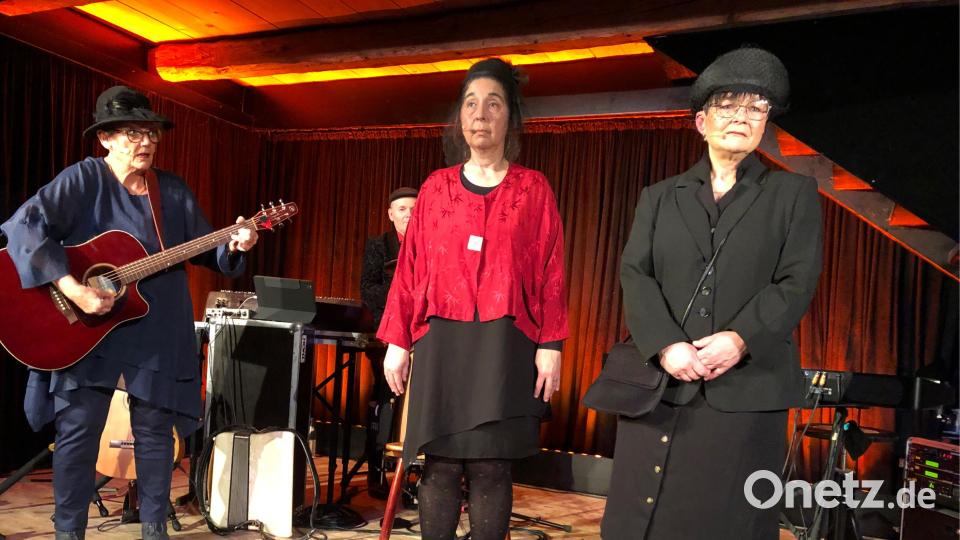 Wie mit dem Tod umgehen? Auf humorvolle Weise setzen sich Karin Simon, Isolde Baldauf und Monika Zintl (von links) mit einer Beerdigung auseinander. Bild: sei