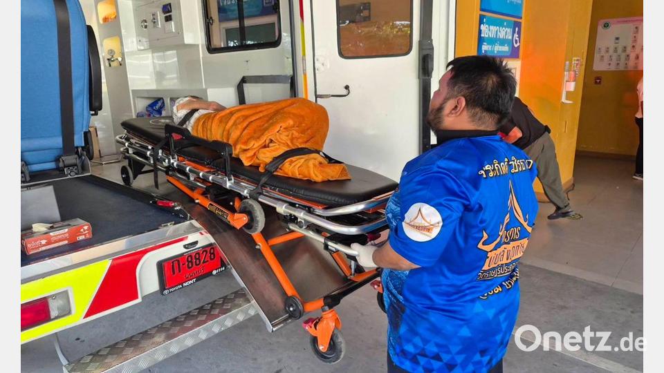 Die Frau wurde ins Krankenhaus gebracht - offenbar litt sie unter einem niedrigen Blutzuckerspiegel. Bild: Uncredited/Wat Rat Prakhong Tham/AP/dpa