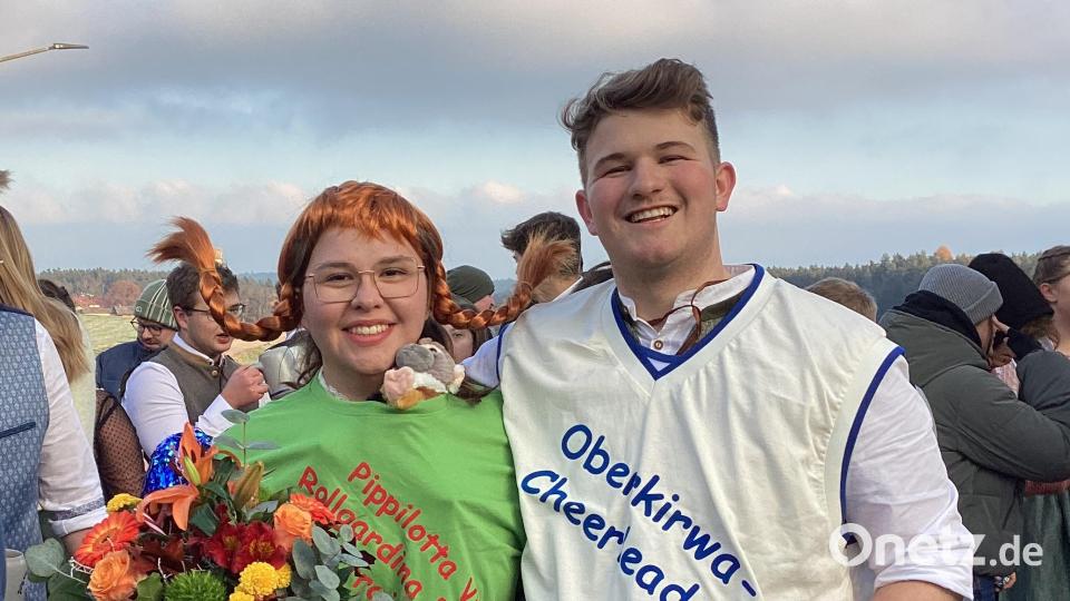 So ist der Brauch in Thansüß. Statt dem obligatorischen Schultertuch und dem Hut wird das Oberkirwapaar mit einem originellen Outfit versehen: Marie Meyer und Paul Högl. Bild: mzi