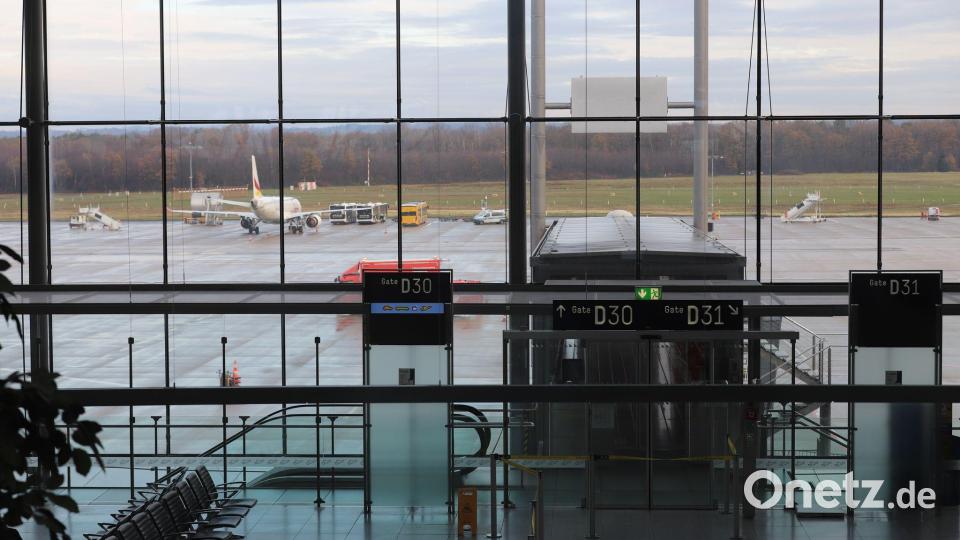 Notausgänge führen zum Rollfeld. Bild: Sascha Thelen/dpa