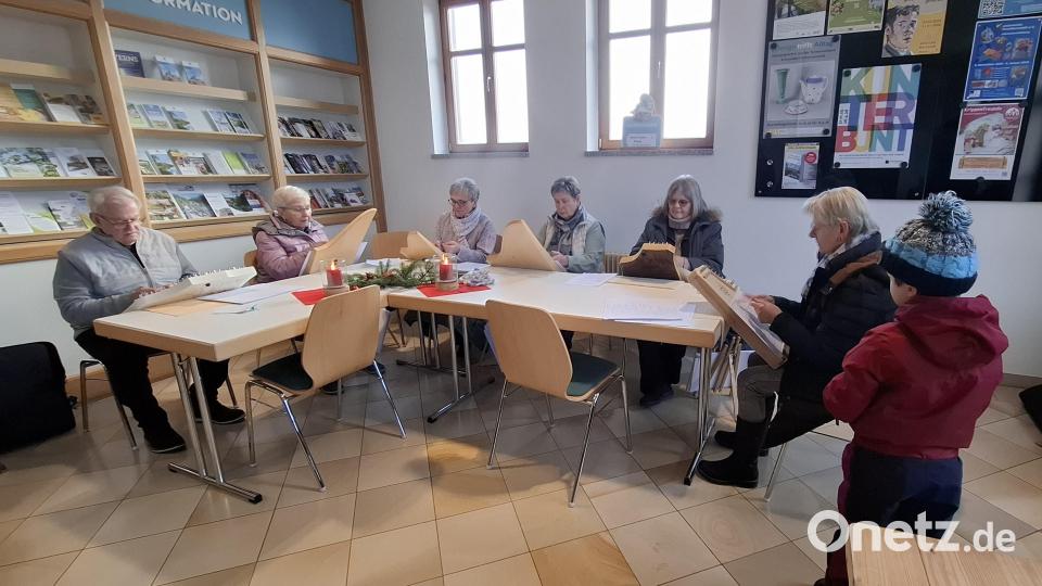 Mit Veeh-Harfen-Klängen werden die Besucher des Wintermarkts im Freilandmuseum empfangen. Bild: jua