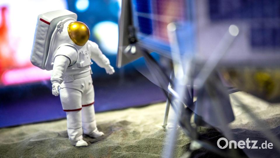 Das Model eines Astronauten in den Veranstaltungsräumen am Vorabend der Esa-Ministerratstagung. Bild: Sina Schuldt/dpa