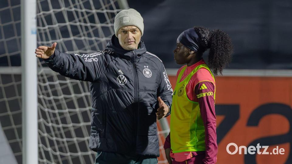 Von Ex-Stürmer zu Stürmerin: Bundestrainer Christian Wück sprach nach dem Auftakttraining noch auf dem Platz mit Nicole Anyomi. Bild: Jürgen Kessler/dpa