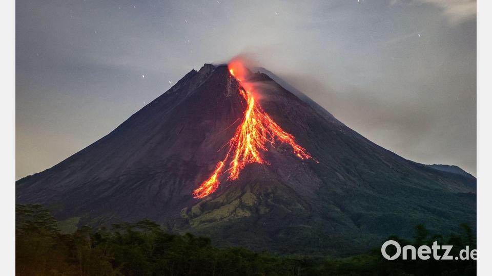 Indonesischer Vulkan Merapi spuckt heiße, rötliche Lava. Bild: Antonius Jagad Sr/ZUMA Press Wire/dpa