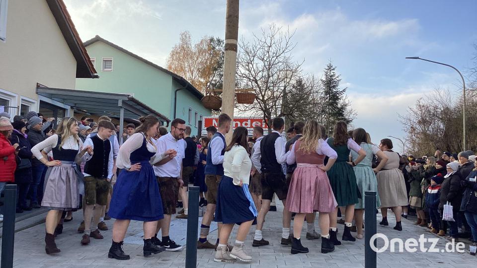 Genau nach den Kirwaregeln: Es wird entgegen des Uhrzeigersinns um den Baum getanzt Bild: mzi