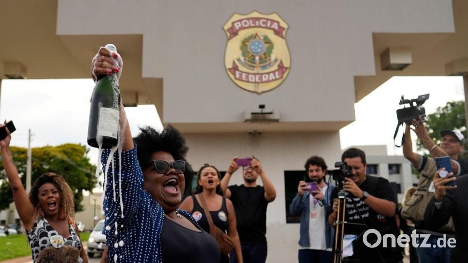 Gegner von Bolsonaro feiern seine Verurteilung. Bild: Eraldo Peres/AP/dpa