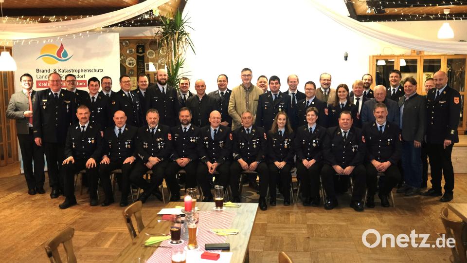 Landrat Thomas Ebeling, Kreisbrandinspektor Helmut Schatz (von links) und Kreisbrandrat Christian Demleitner (rechts) ehrten langjährige aktive Kameraden der Feuerwehr mit dem Ehrenzeichen des bayerischen Innenministers. Unser Bild zeigt sie sitzend zusammen mit ihren Kommandanten und Bürgermeistern. Bild: Hirsch