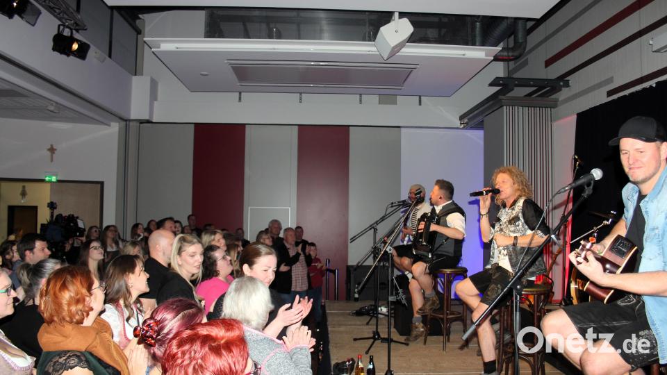 Die Troglauer sorgten am Samstagabend für ausgelassene Stimmung im Foyer der Mehrzweckhalle. Bild: stg