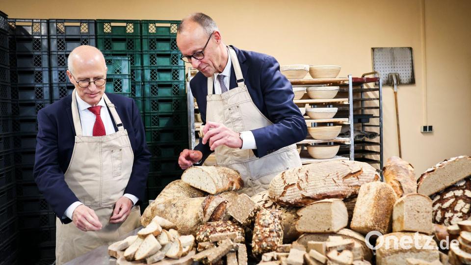 Merz mit Brot - Antrittsbesuch in Hamburg mit Besuch einer Bäckerei Bild: Christian Charisius/dpa