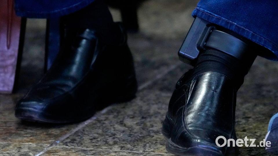 Wegen Beschädigung seiner elektronischen Fußfessel sitzt Bolsonaro bereits in U-Haft. Bild: Eraldo Peres/AP/dpa