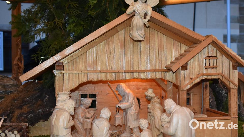 Am Montag wurde die Krippe der Schnitzergemeinschaft Grafenwöhr vor dem Rathaus aufgestellt. Bild: rgr