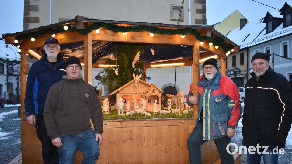 Am Montag wurde die Krippe der Schnitzergemeinschaft Grafenwöhr vor dem Rathaus aufgestellt. Bild: rgr