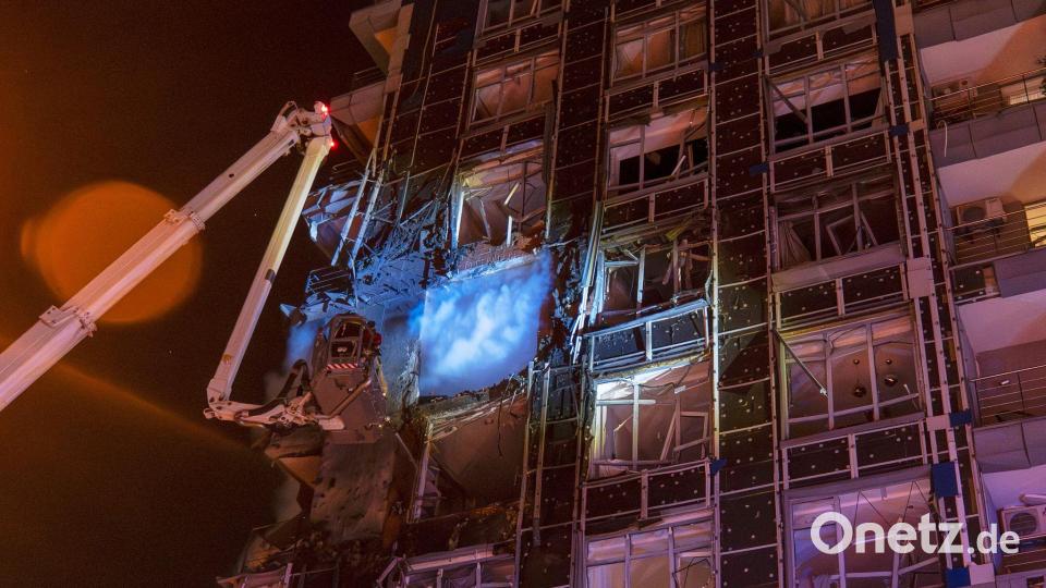 Rettungskräfte löschen in Kiew ein Feuer nach einem russischen Angriff. Bild: Dan Bashakov/AP/dpa