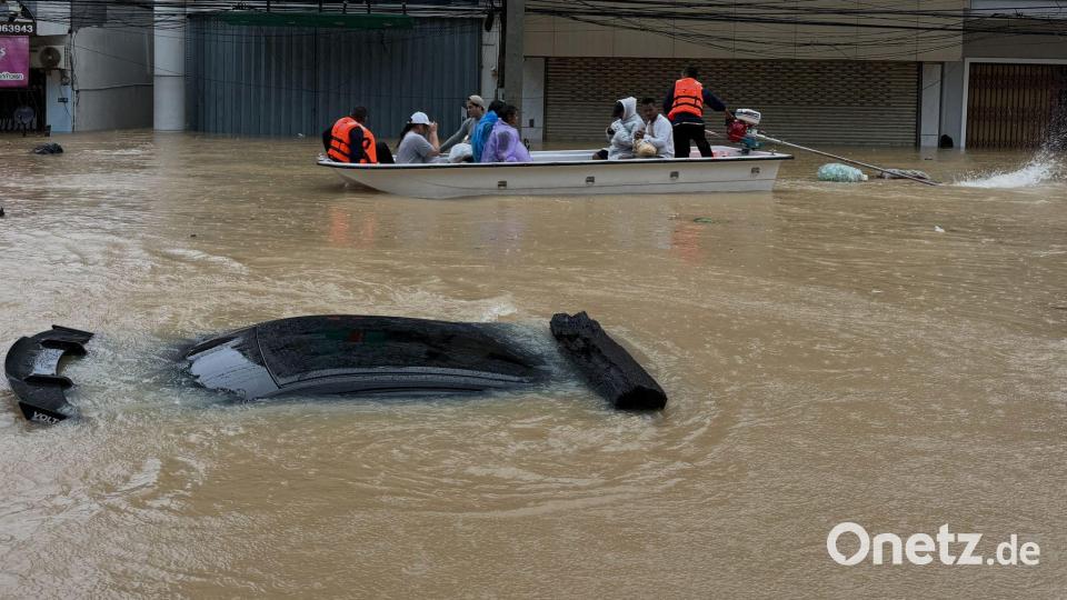 Viele Menschen sind nur noch mit Booten erreichbar. Bild: Uncredited/AP/dpa