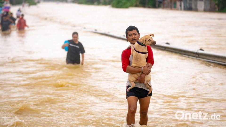 Hunderttausende sind in Südthailand auf der Flucht vor dem Hochwasser. Bild: -/XinHua/dpa