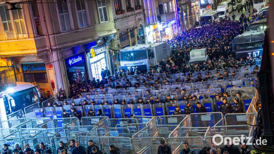 Türkische Polizisten sperren eine Strasse ab. Bild: Abdullah Tepeli/ZUMA Press Wire/dpa