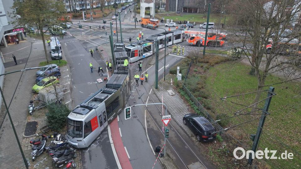 Die Straßenbahn wurde in der Mitte auseinandergerissen. Bild: David Young/dpa
