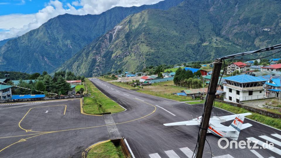 Der Flugplatz Lukla im Himalayagebirge gilt als einer der gefährlichsten Flughäfen der Welt. Die sehr kurze Landebahn ist gleichzeitig Startbahn. Gelandet werden kann nur Richtung Berg, gestartet wird nur in Richtung des 600 Meter tiefen Abhangs. Die Flugzeuge kommen sich hier fast im Minutentakt entgegen. Bild: Peter Schröder