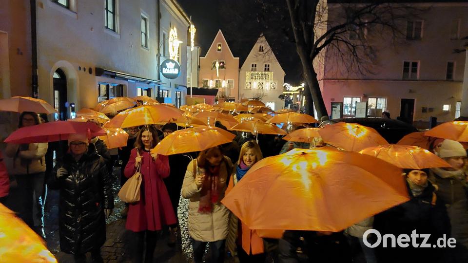 Der Orange Walk, der sich durch die Weidener Altstadt zog, setzte ein eindrucksvolles Zeichen gegen Gewalt gegen Frauen. Bild: Kunz