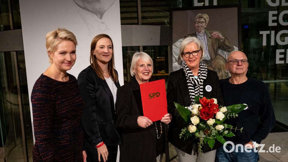 Die SPD hat den Regine-Hildebrandt-Preis verliehen - unter anderem an die Omas gegen Rechts aus Bamberg. Bild: Fabian Sommer/dpa