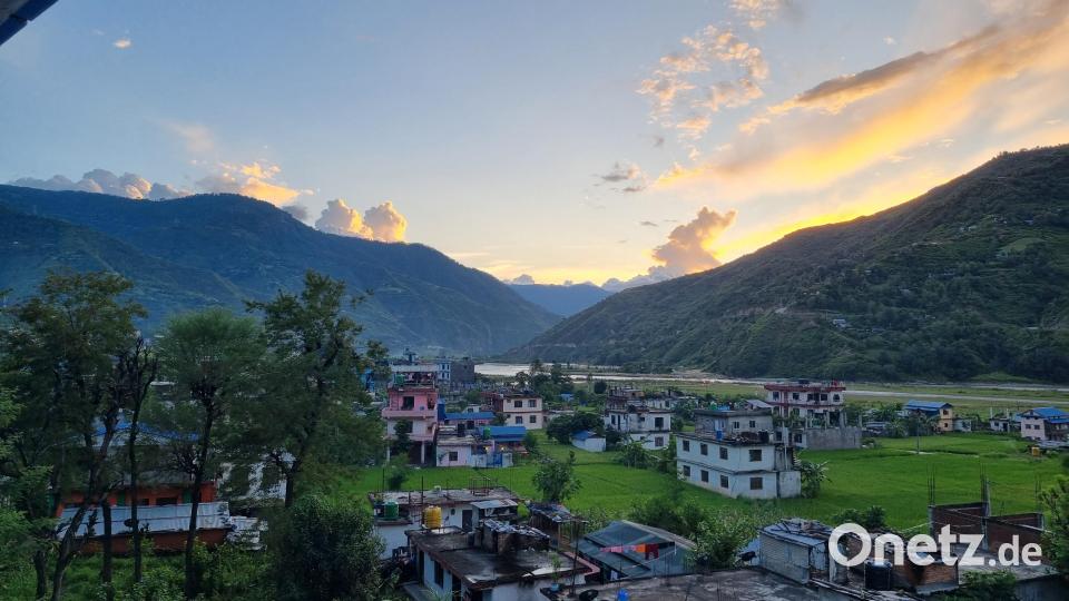 Ramechhap: Vom hiesigen Flughafen aus flog Peter Schröder nach Lukla, weil der Abflug von Kathmandu aus wetterbedingt nicht möglich war. Das verzögerte seine Anreise um vier Tage. Bild: Peter Schröder