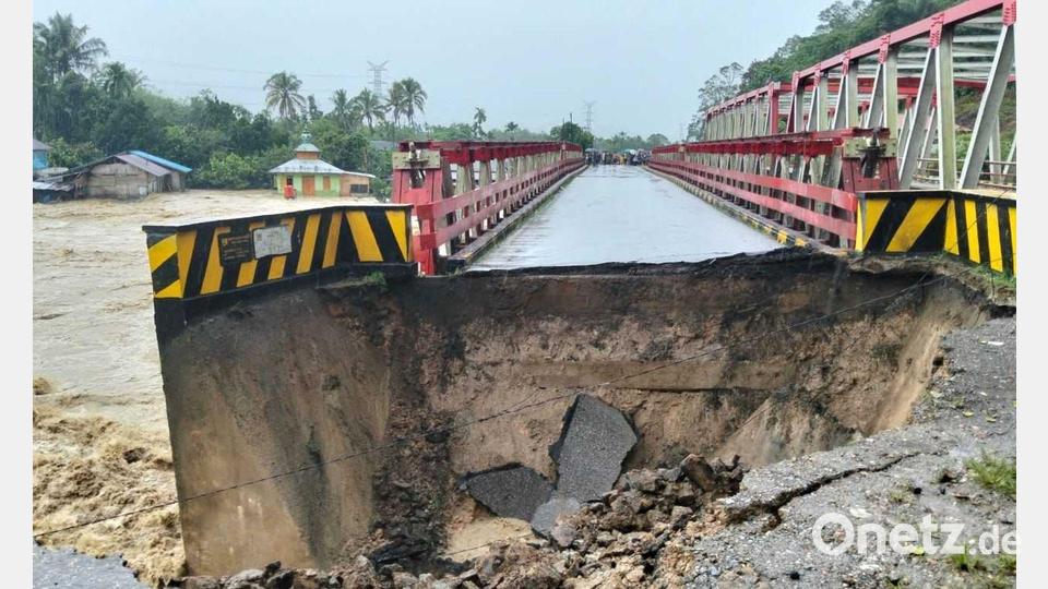 Auf Sumatra wurden Brücken durch die Wucht der Wassermassen schwer beschädigt. Bild: --/North Tapanuli disaster management agency (BPBD)/dpa