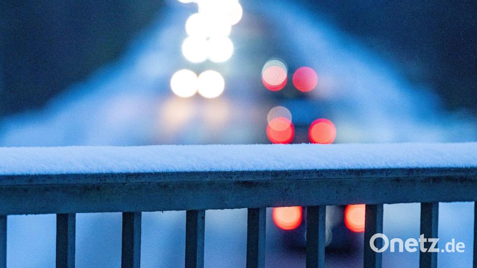 Auf den Straßen gilt Vorsicht. Bild: Armin Weigel/dpa