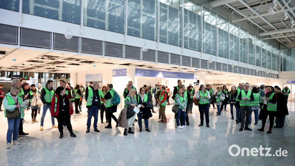 Die Freiwilligen hatten sich um die Rolle als Komparsen beworben Bild: Dominik Bartl/dpa