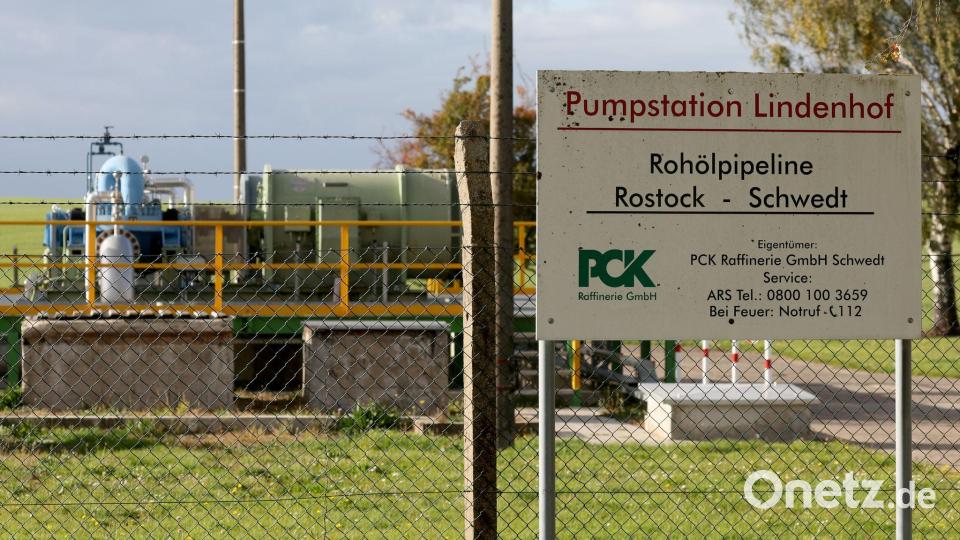 Wegen der Manipulation der Ölleitung von Rostock zur Raffinerie im brandenburgischen Schwedt sind zwei Klimaaktivisten zu Haftstrafen verurteilt worden, einer von Ihnen stand nun im Rahmen eines Berufungsverfahrens erneut vor Gericht. (Archivbild) Bild: Bernd Wüstneck/dpa