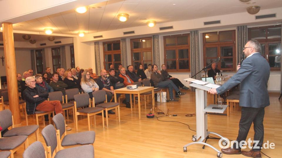 Bürgermeister Markus Bauriedl legte bei der Bürgerversammlung in Waidhaus eingehend Rechenschaft ab. Bild: Josef Pilfusek