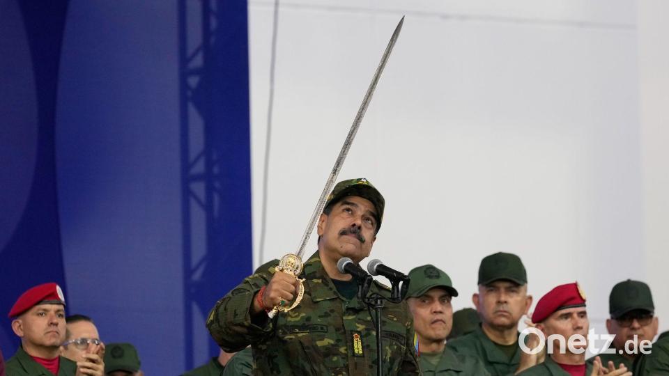 Präsident Nicolas Maduro schwingt ein Schwert. Bild: Ariana Cubillos/AP/dpa