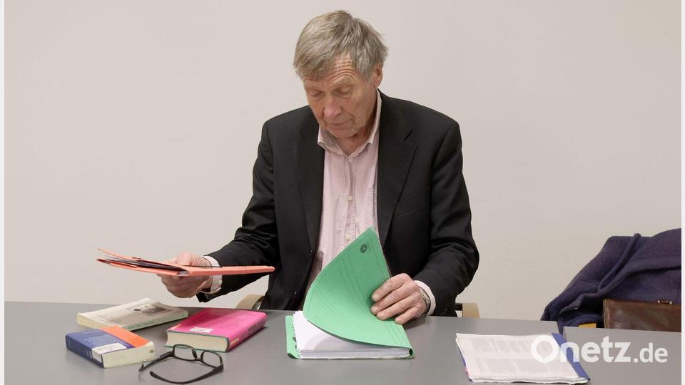 Ernst Hörmann aus Bayern stand im Rahmen eines Berufungsverfahrens erneut vor Gericht, weil er als Mitglied der „Letzten Generation“ an einer Pumpstationen eine Ölleitung von Rostock zur Raffinerie im brandenburgischen Schwedt abgesperrt beziehungsweise dies versucht hatte. Bild: Bernd Wüstneck/dpa