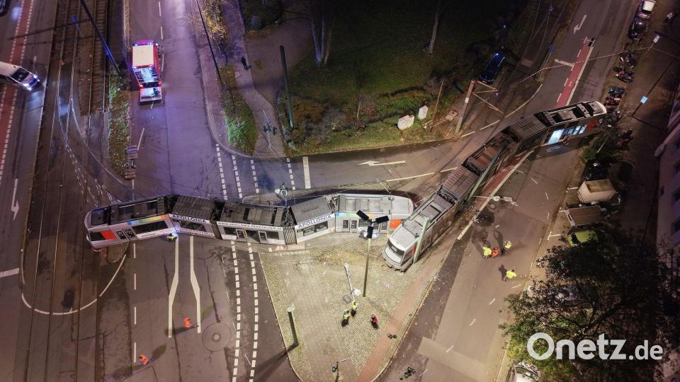 Mehrere Verletze bei Unfall mit entgleister Straßenbahn Bild: David Young/dpa