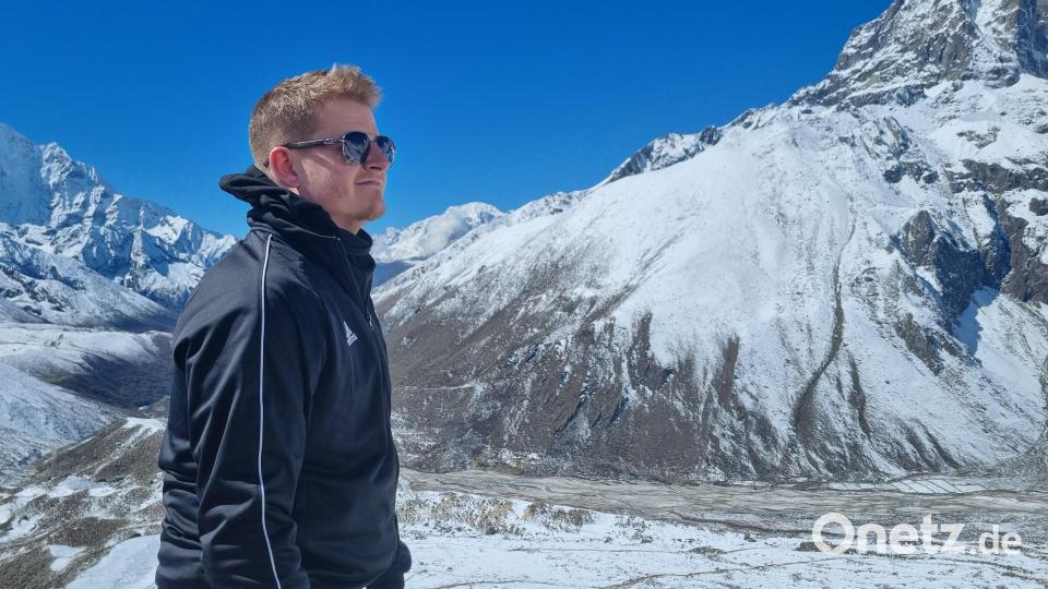 Peter Schröder in Dingboche auf über 4300 Metern Höhe. Der 32-jährige Weidener möchte andere motivieren, ihre Komfortzone zu verlassen. Für seine Reise musste er unter anderem seine leichte Flug- und Höhenangst überwinden. Bild: Archiv Peter Schröder