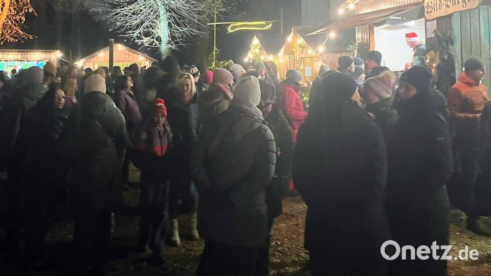 Die Wildburger waren heiß begehrt und es bildeten sich teilweise lange Warteschlangen. Bild: sgs