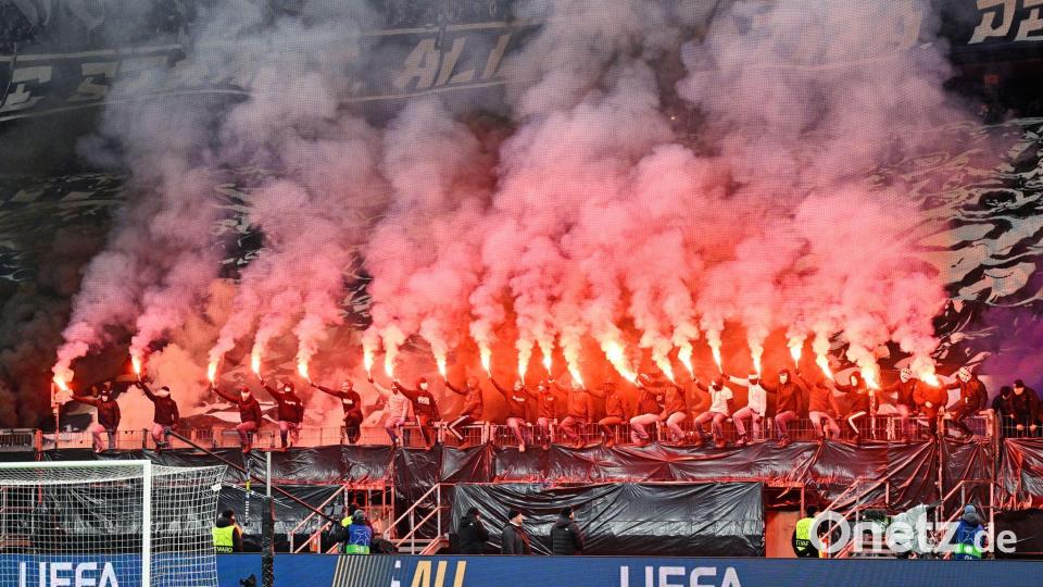 Frankfurts Fans zünden Pyrotechnik. Bild: Uwe Anspach/dpa
