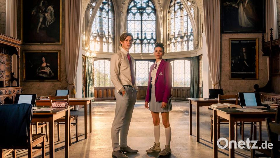 Damian Hardung als James und Harriet Herbig-Matten als Ruby im Rittersaal von Schloss Marienburg. Bild: Stephan Rabold/Prime Video/dpa