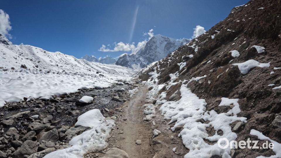 Oberhalb der Schneegrenze: Neun Tage lang wandert die kleine Reisegruppe Richtung Mount-Everest-Basecamp. Der Rückweg dauert vor allem wegen der nicht mehr nötigen Akklimatisierung nur drei Tage. Bild: Peter Schröder