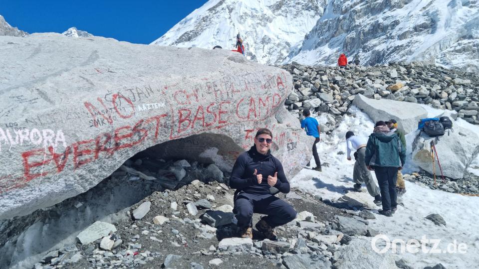 Der große Fels mit dem Schriftzug "Everest Basecamp" ist ein beliebtes Fotomotiv. Das südliche Basislager in Nepal befindet sich auf über 5300 Metern über dem Meeresspiegel. Bild: Archiv Peter Schröder